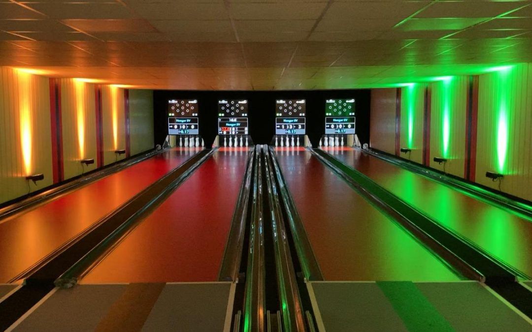 Kegelbahnanlage mit LED-Beleuchtung und Anzeigetafeln