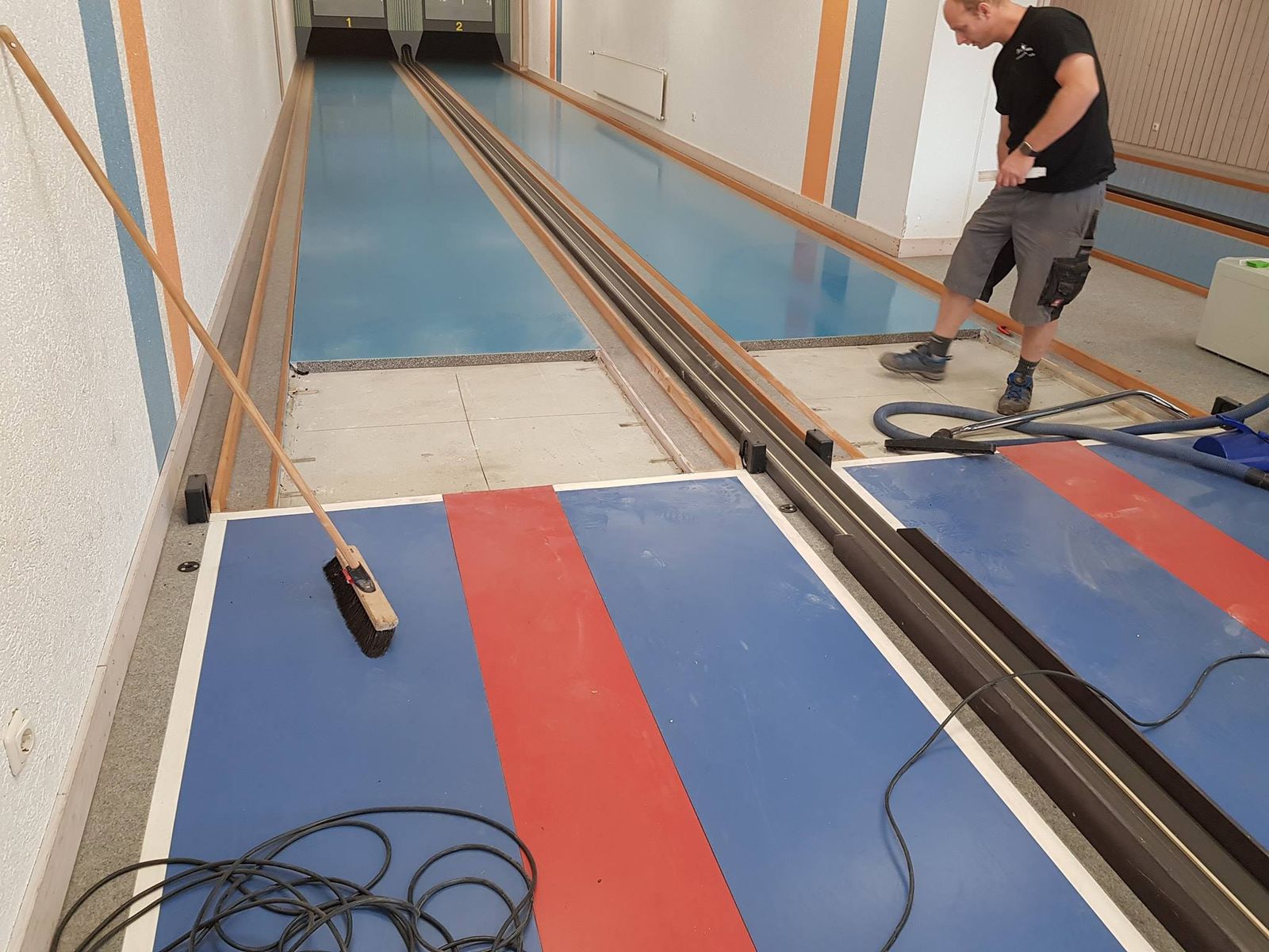 Kegelbahn beim Einsetzen neuer Platten