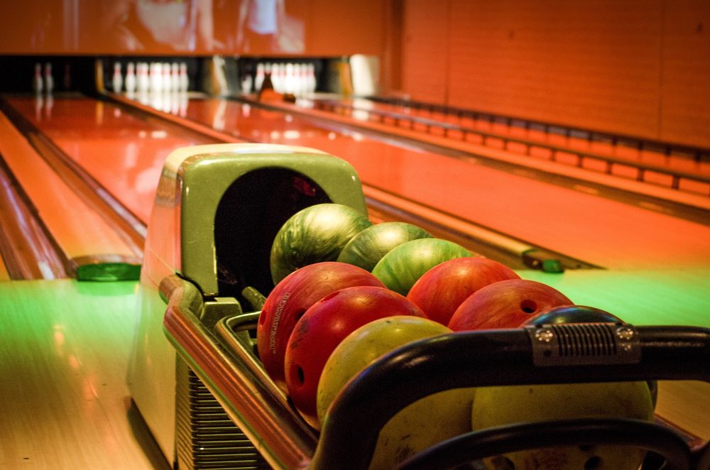 Bowlingkugeln im Kugelrücklauf einer Bowlingbahn